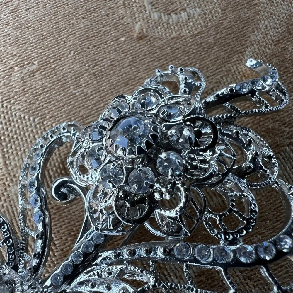 VINTAGE AVON FLORAL SILVER BROOCH PIN RETRO RHINESTONE ACCENT